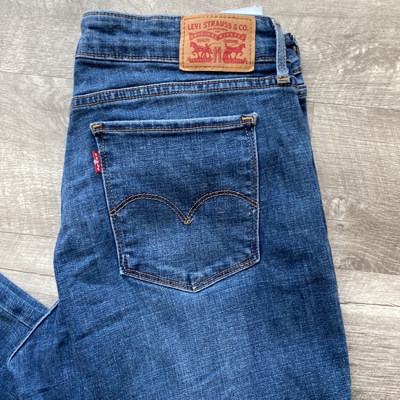 Womens Levi jeans - Picture 2 of 10